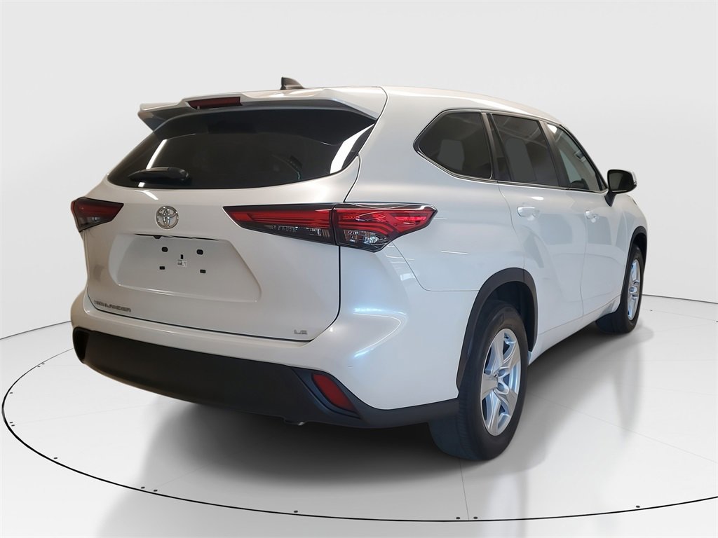 Used 2023 Toyota Highlander LE image 7