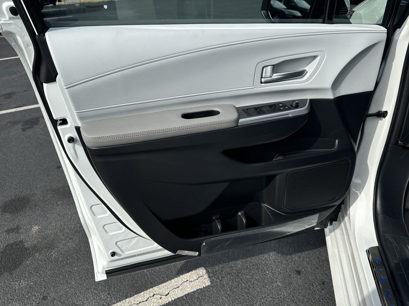 New 2025 Toyota Sienna XLE w/ XLE Plus Package FWD image 23