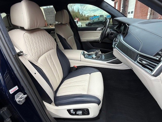 Used 2022 BMW X7 M50i image 22