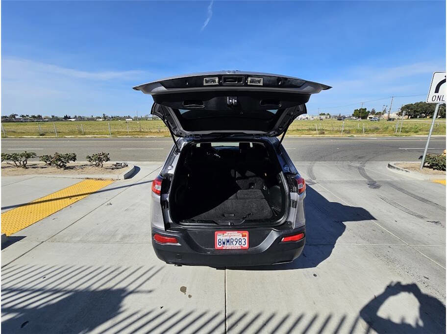 Used 2018 Jeep Cherokee Latitude w/ Altitude Package image 19