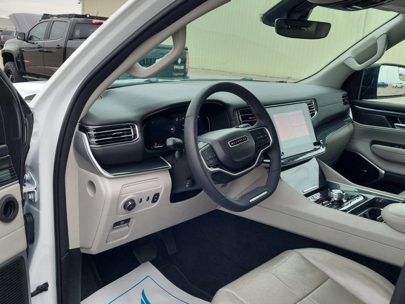 Used 2023 Jeep Wagoneer 4WD w/ HD Trailer Tow Package image 7