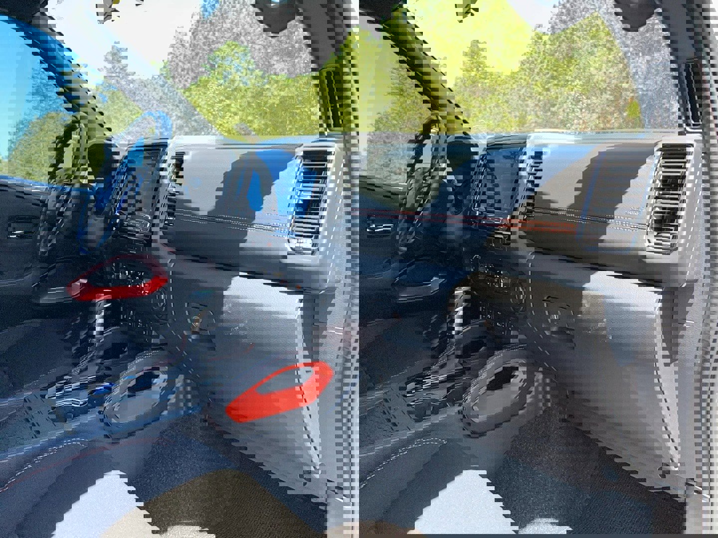 Used 2022 Nissan Frontier PRO-4X image 24