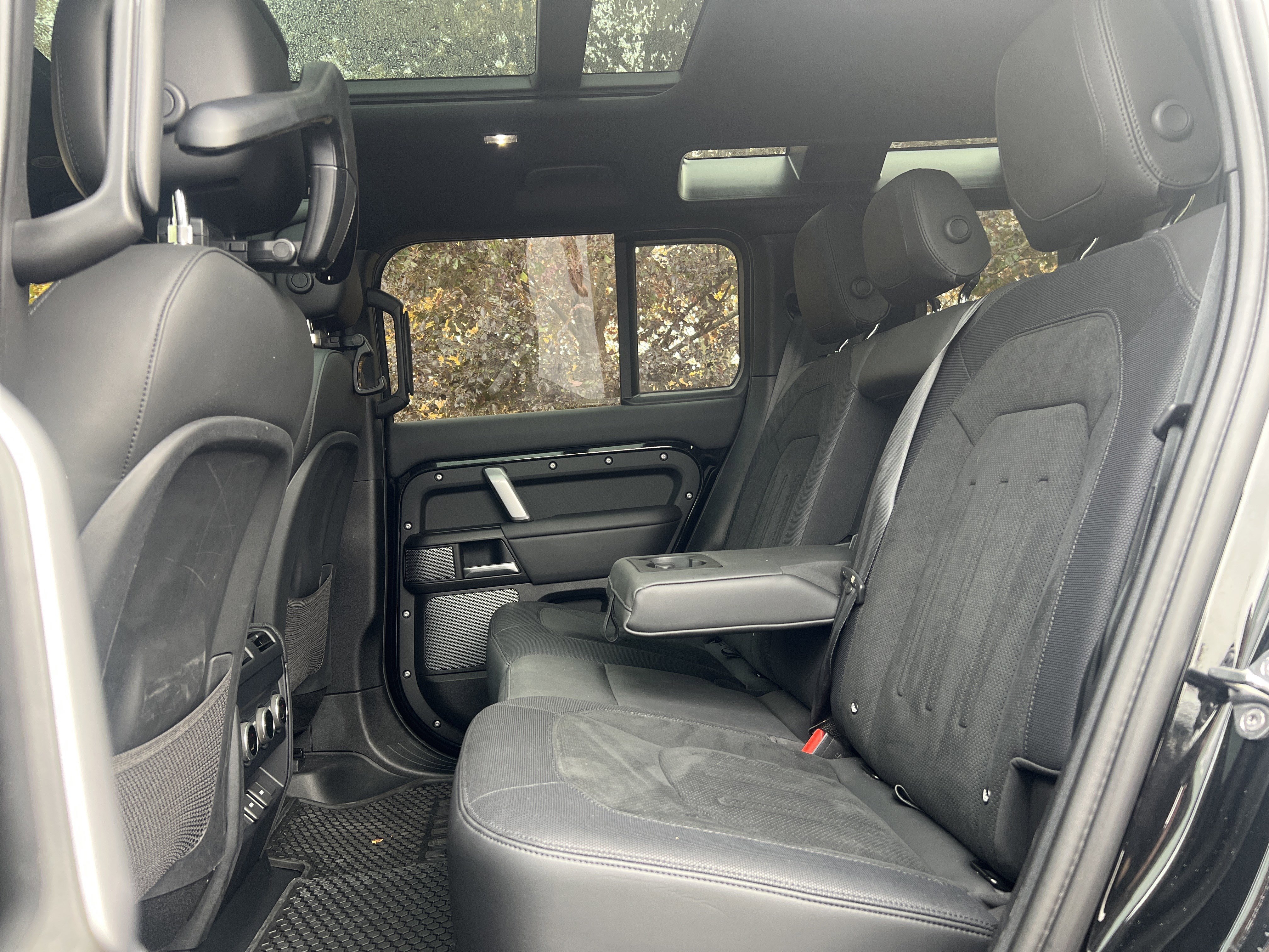 Used 2024 Land Rover Defender 110 V8 image 30