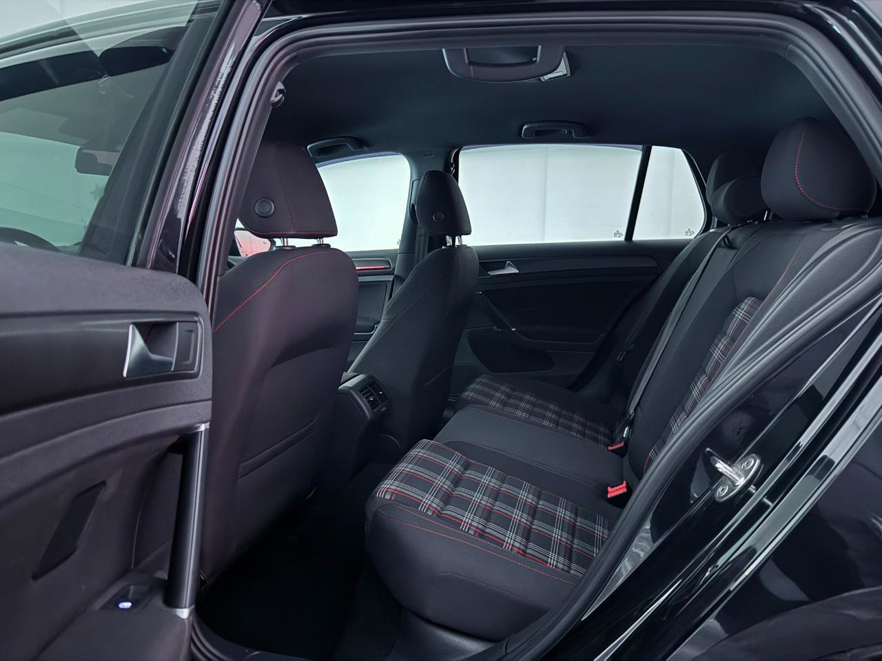 Used 2019 Volkswagen GTI SE FWD image 23