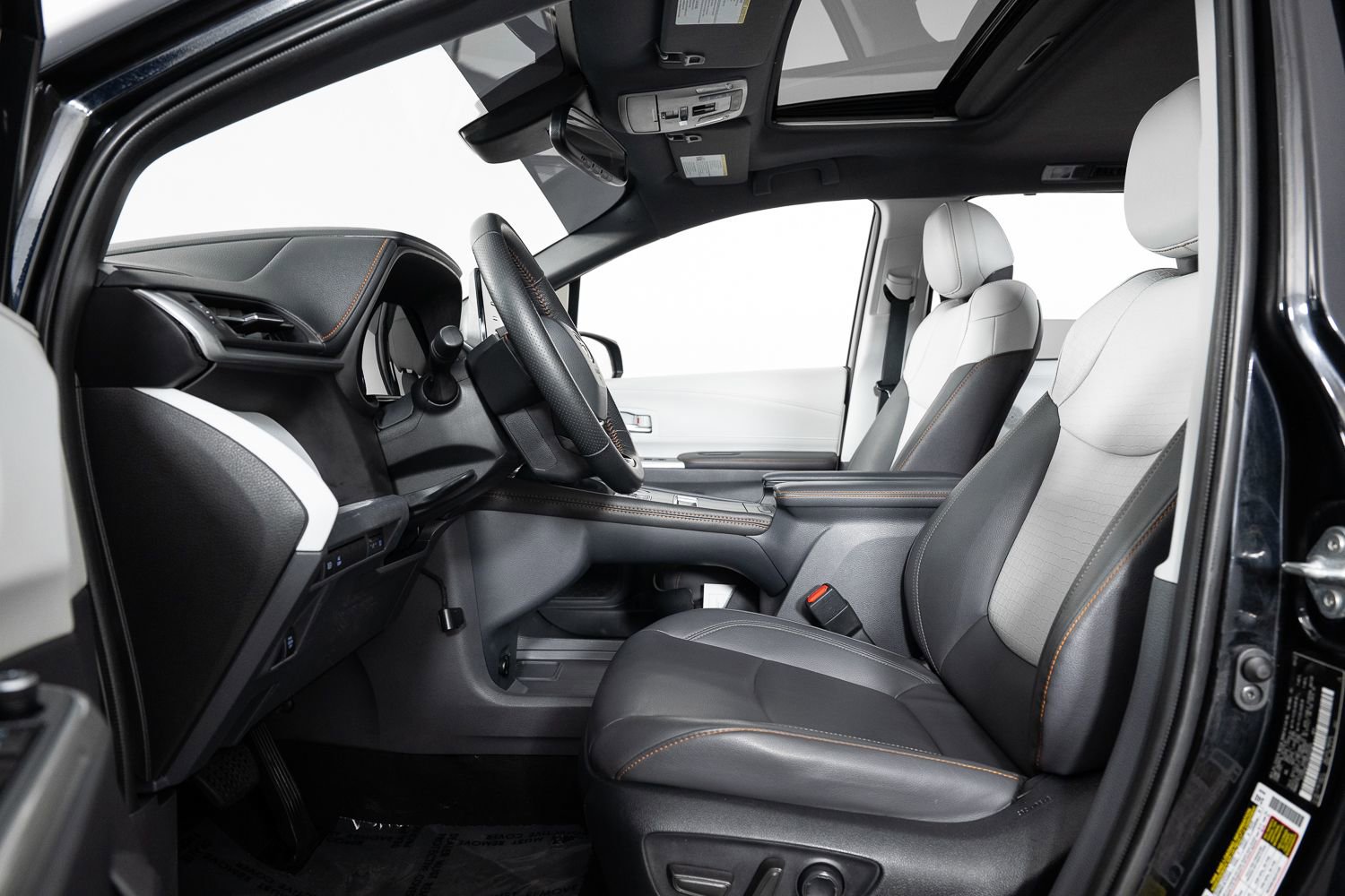 Used 2022 Toyota Sienna XSE w/ XSE Plus Package image 14