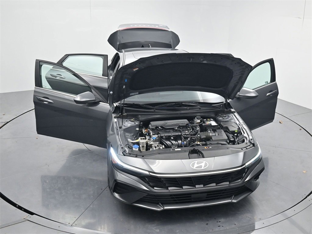 Used 2025 Hyundai Elantra SEL image 50