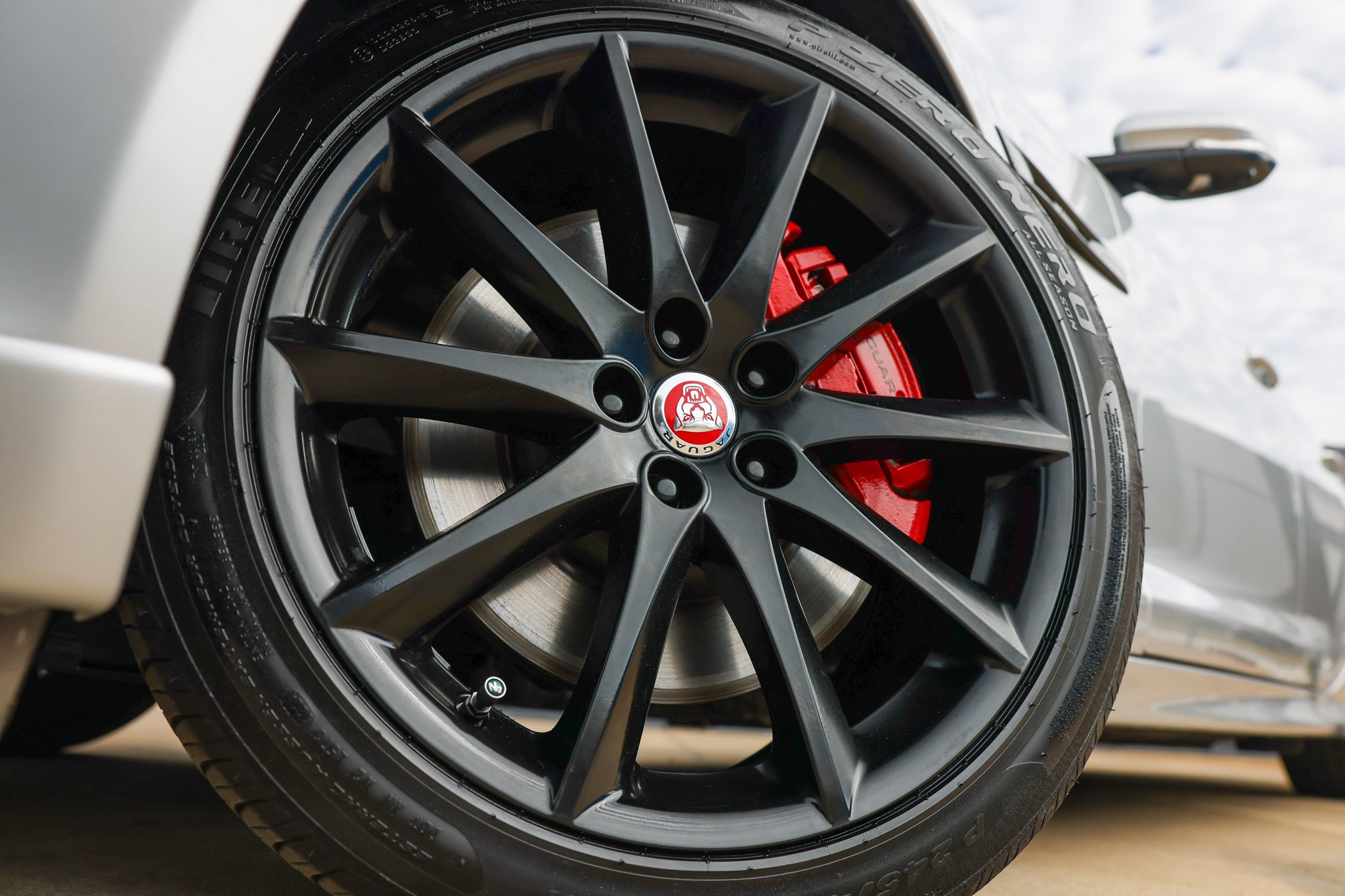 Used 2019 Jaguar XJ R-Sport RWD image 47