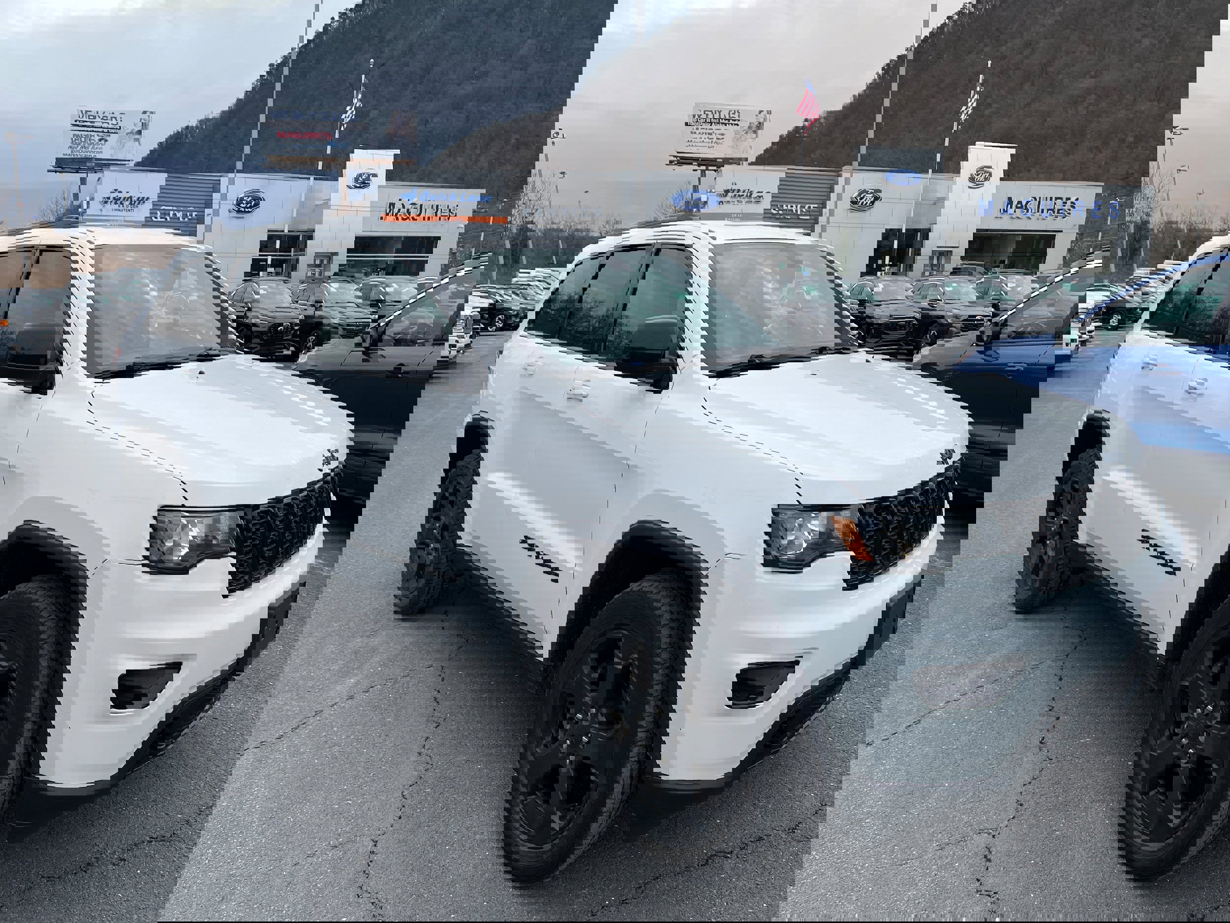 Used 2019 Jeep Grand Cherokee Laredo image 3