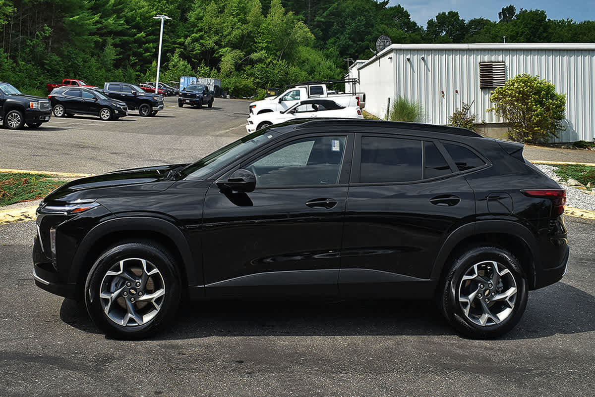 Used 2025 Chevrolet Trax LT w/ LT Convenience Package FWD image 4
