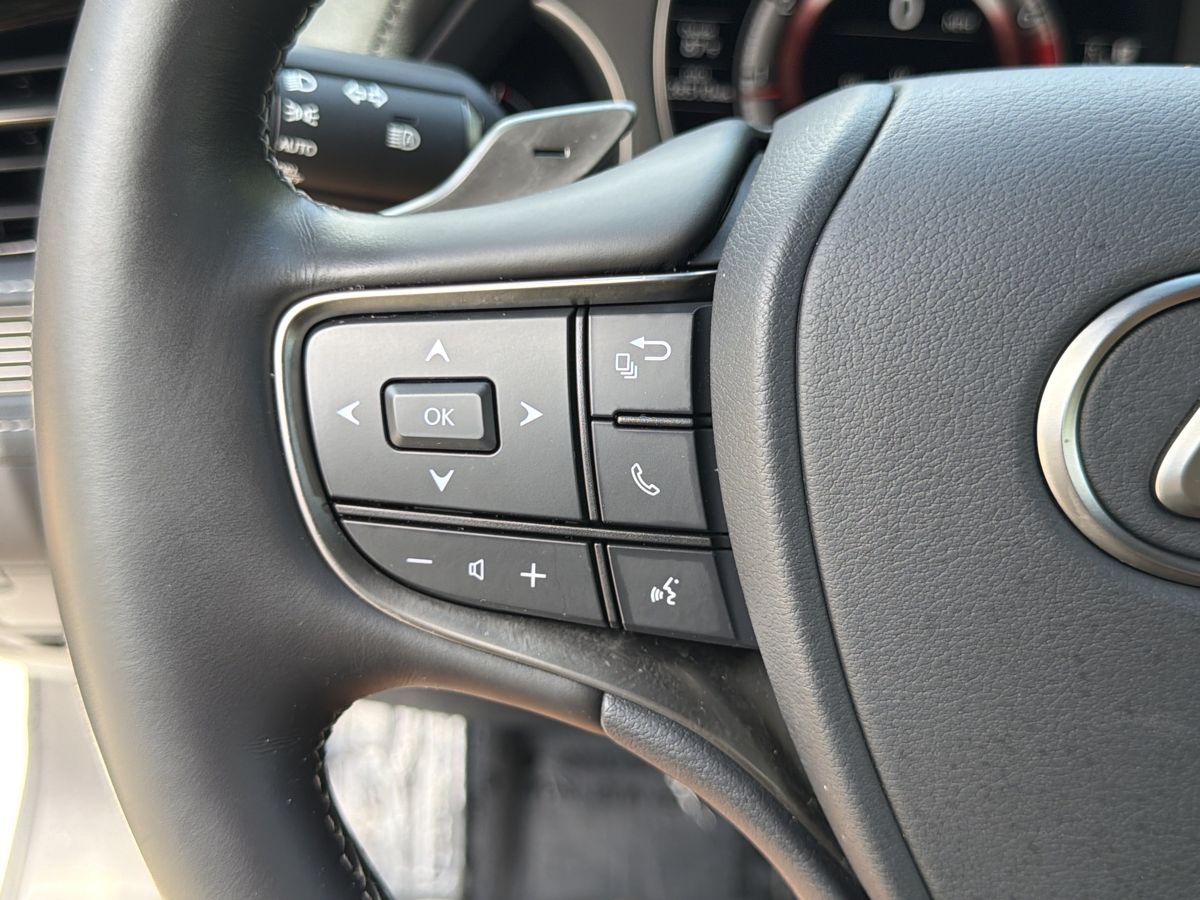 Used 2021 Lexus LS 500 w/ Accessory Package (Z2) RWD image 25