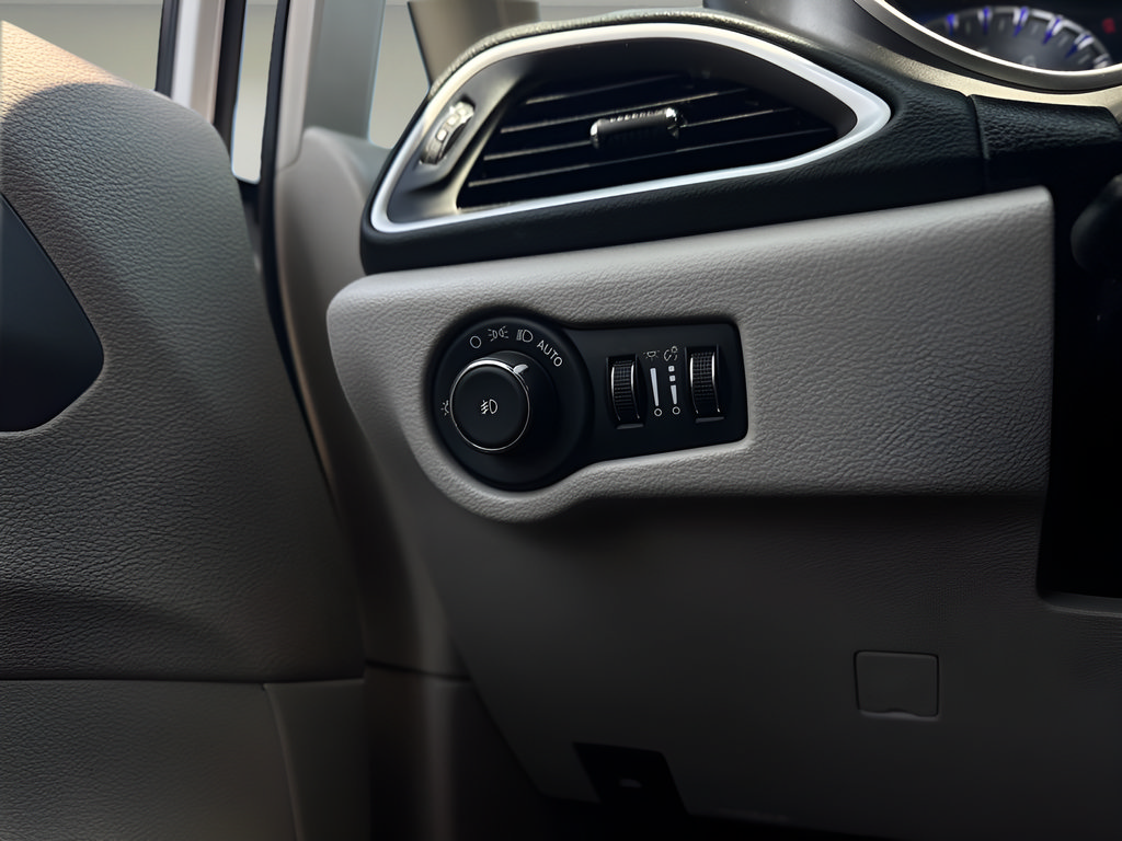Used 2022 Chrysler Pacifica Touring-L FWD image 15