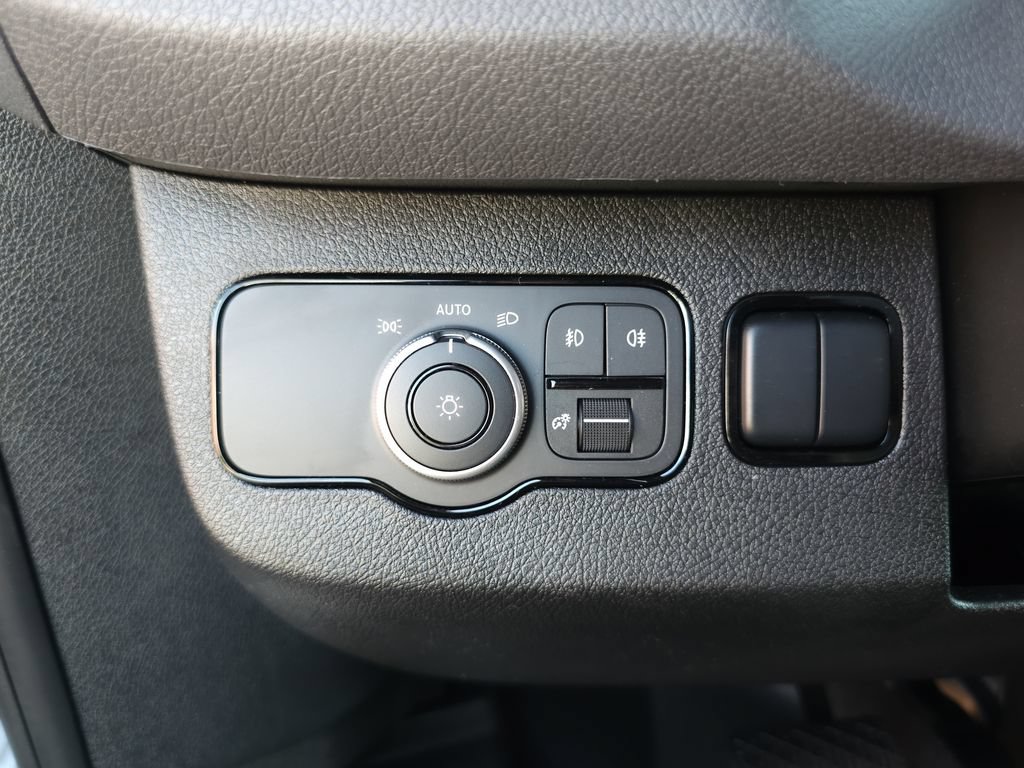 Used 2025 Mercedes-Benz Sprinter 4500 w/ Parking Package image 9