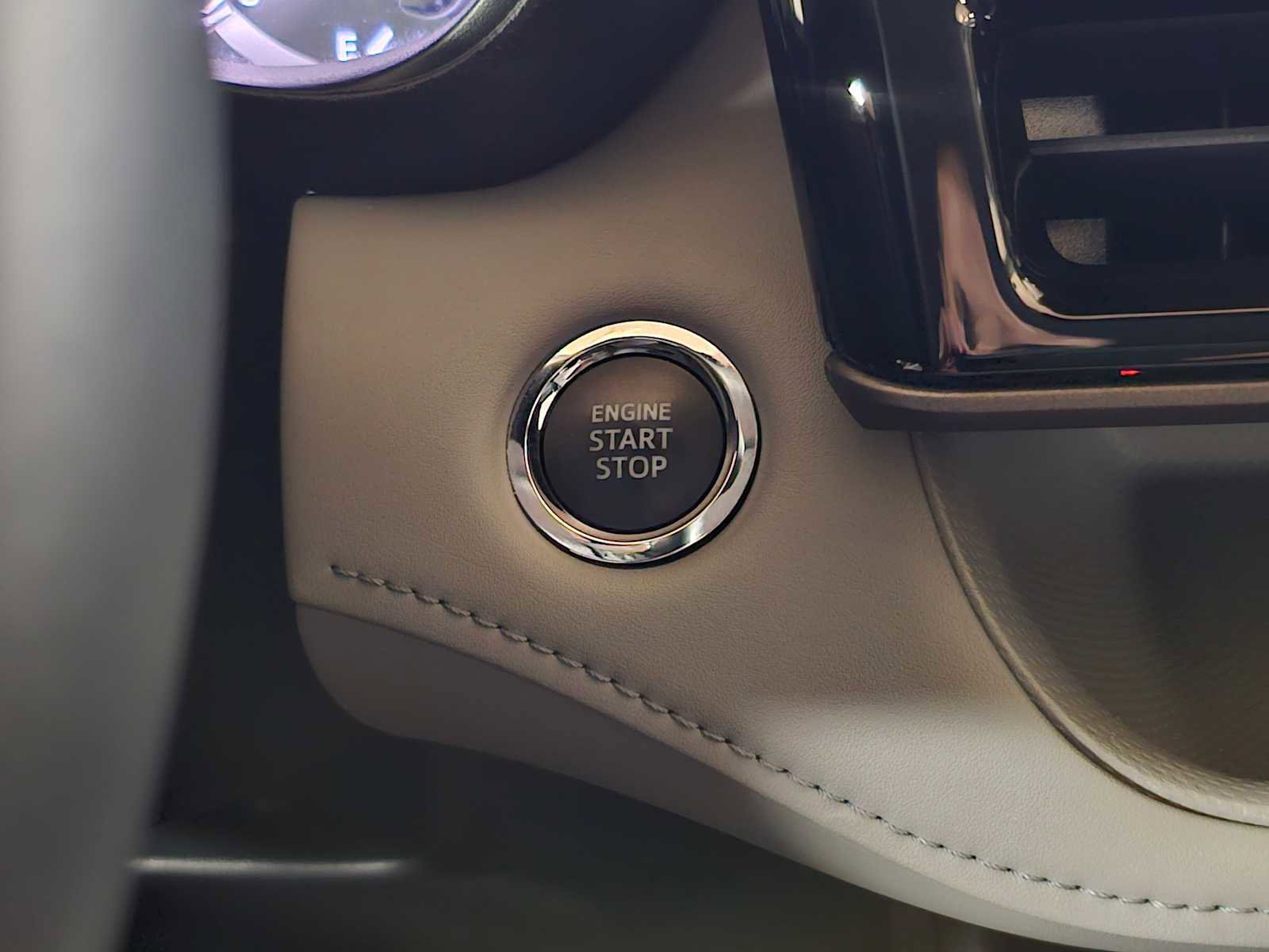 Used 2023 Toyota Highlander LE image 34