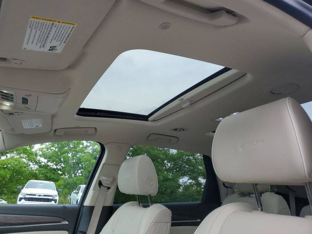 Used 2022 Buick Enclave Avenir w/ Avenir Technology Package AWD/4WD image 7