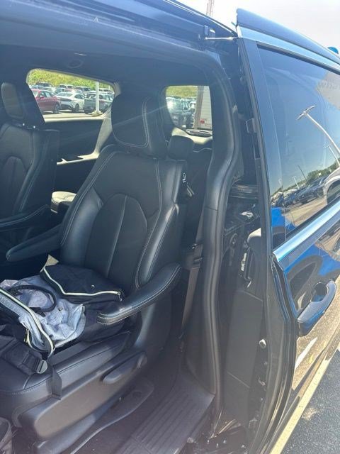 Used 2025 Chrysler Pacifica Select FWD image 10