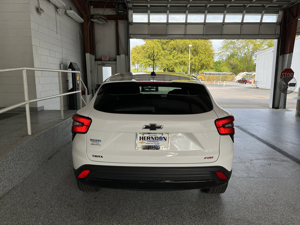 Used 2024 Chevrolet Trax RS w/ Sunroof Package FWD image 7
