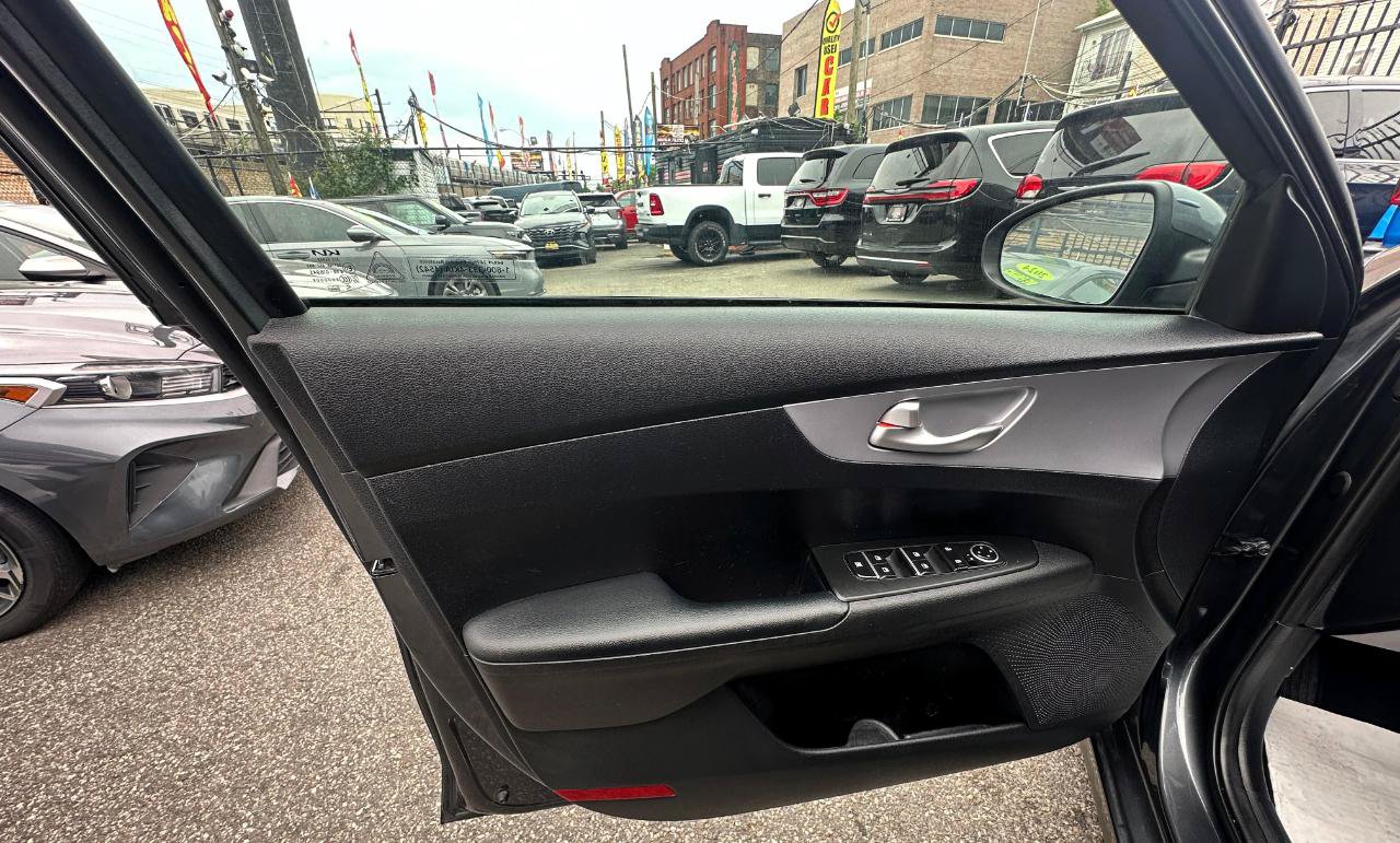 Used 2024 Kia Forte LXS FWD image 17