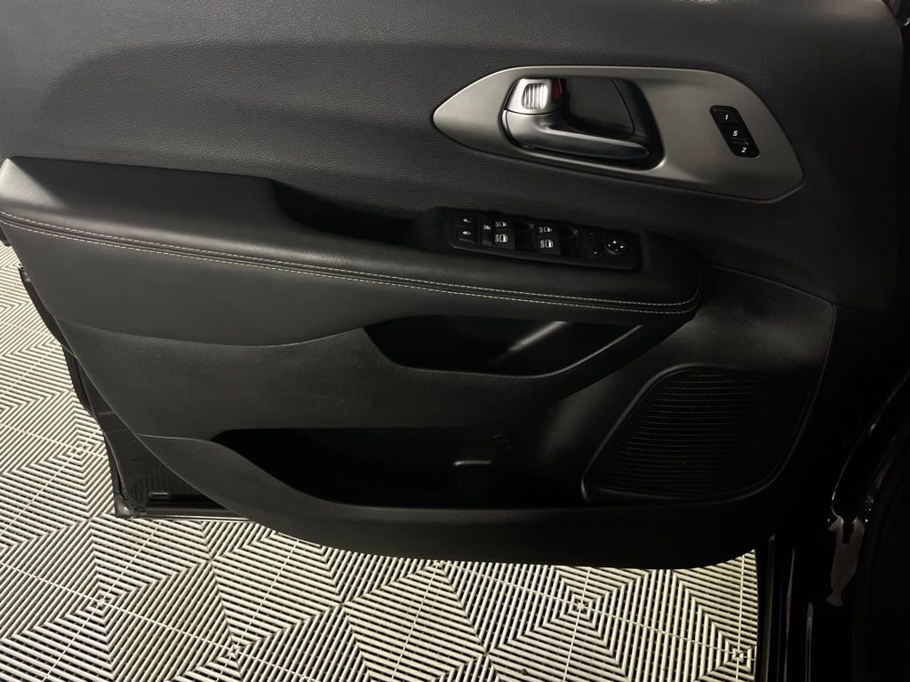Used 2025 Chrysler Pacifica Select image 30