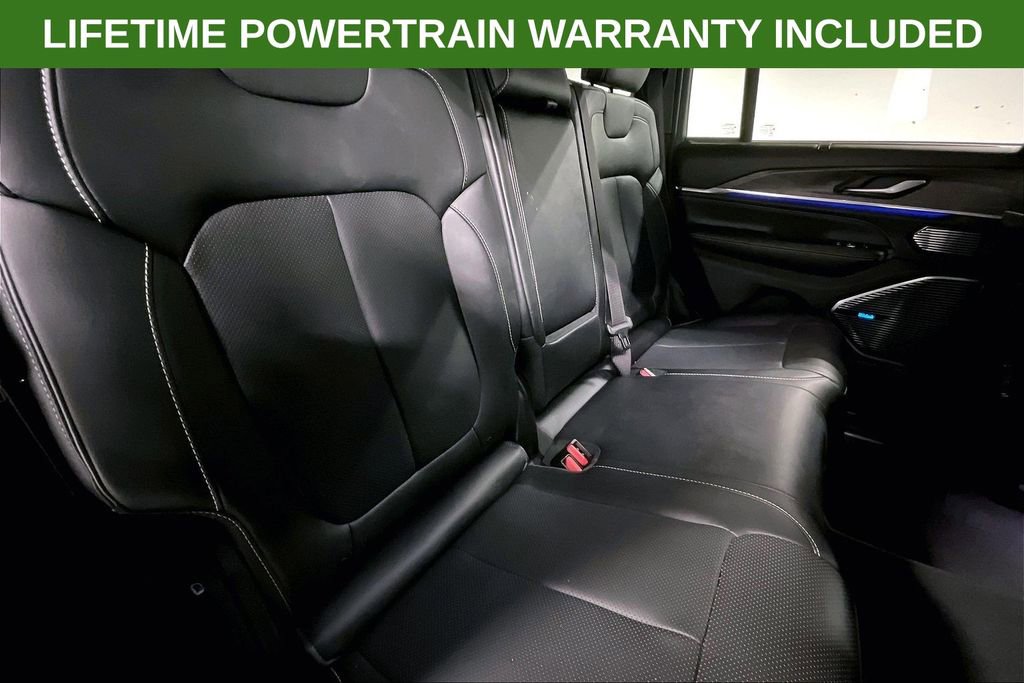 Used 2024 Jeep Grand Cherokee Overland w/ Luxury Tech Group IV AWD/4WD image 37