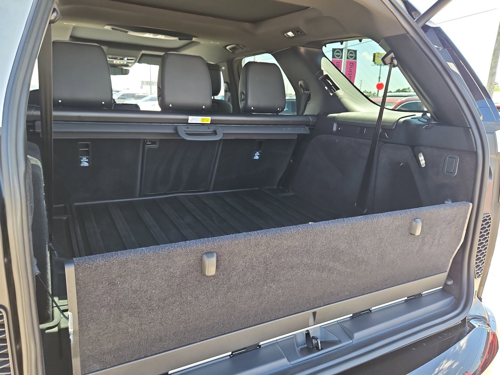 Used 2023 Land Rover Discovery Metropolitan Edition image 19