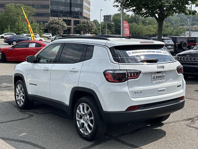 Used 2024 Jeep Compass Latitude w/ Sun and Sound Group AWD/4WD image 5