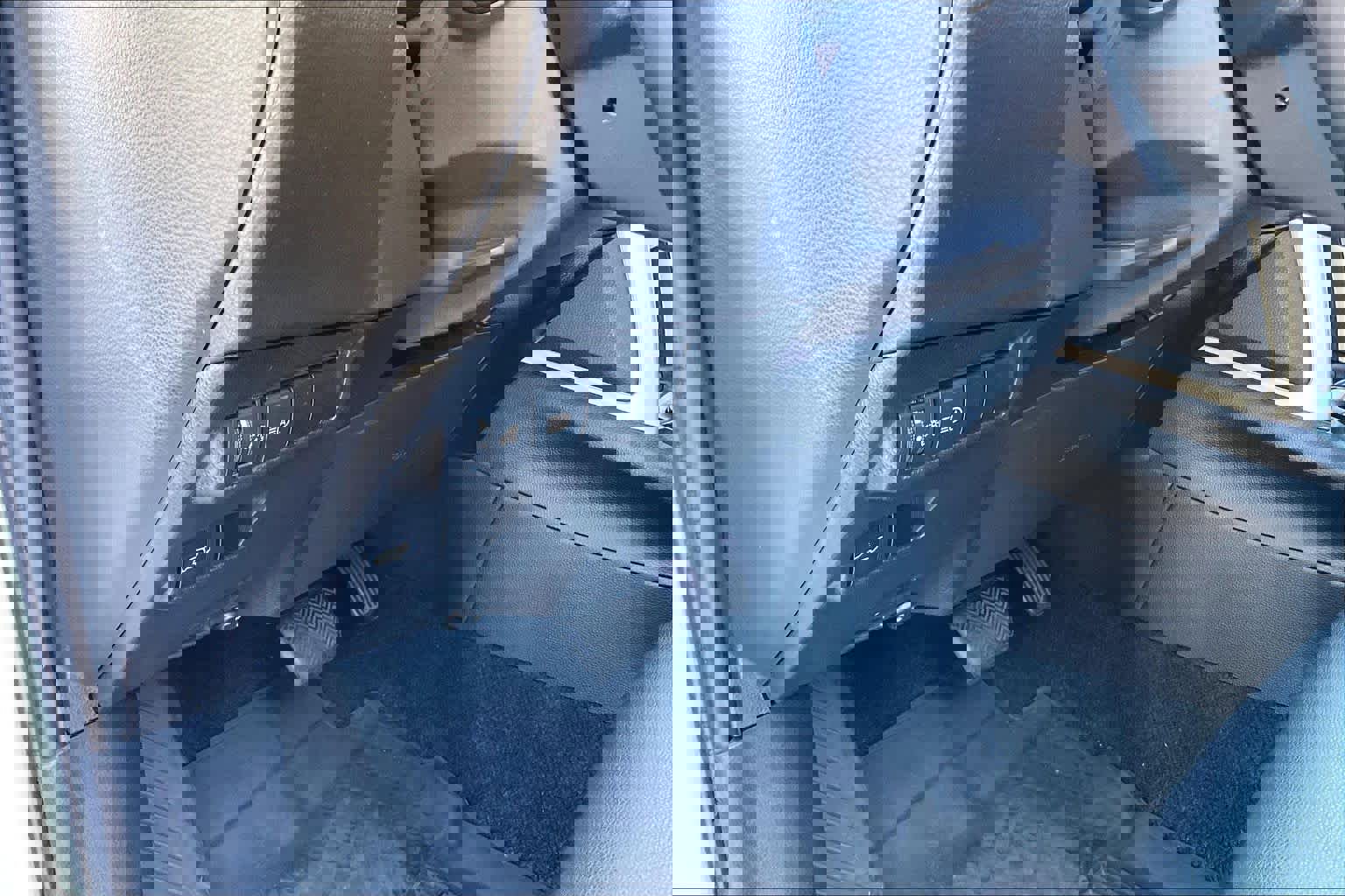 Used 2022 Toyota Corolla Cross XLE w/ Convenience Package image 33