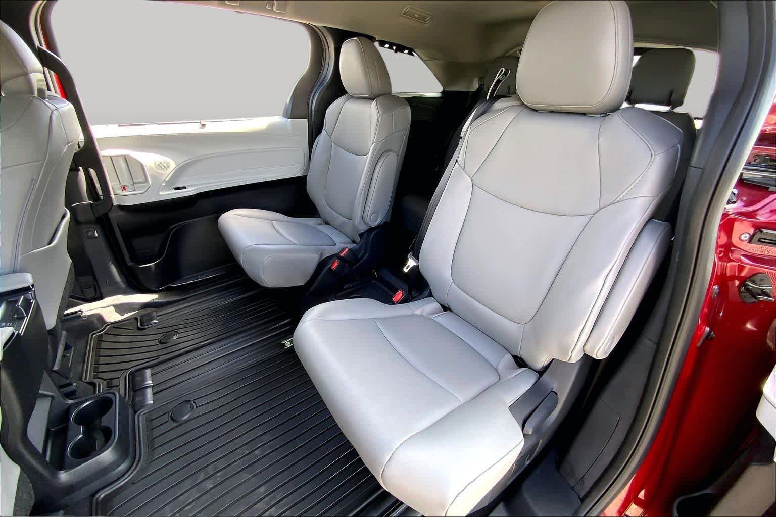 Used 2026 Toyota Sienna XLE FWD image 20