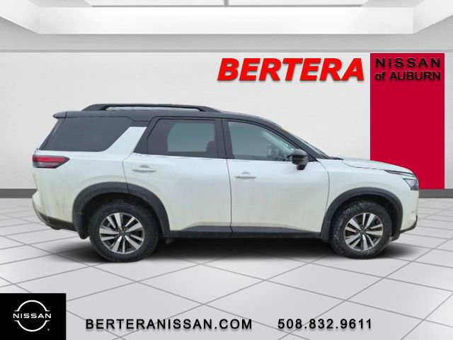 Used 2024 Nissan Pathfinder SL w/ Black Appearance Package AWD/4WD image 2