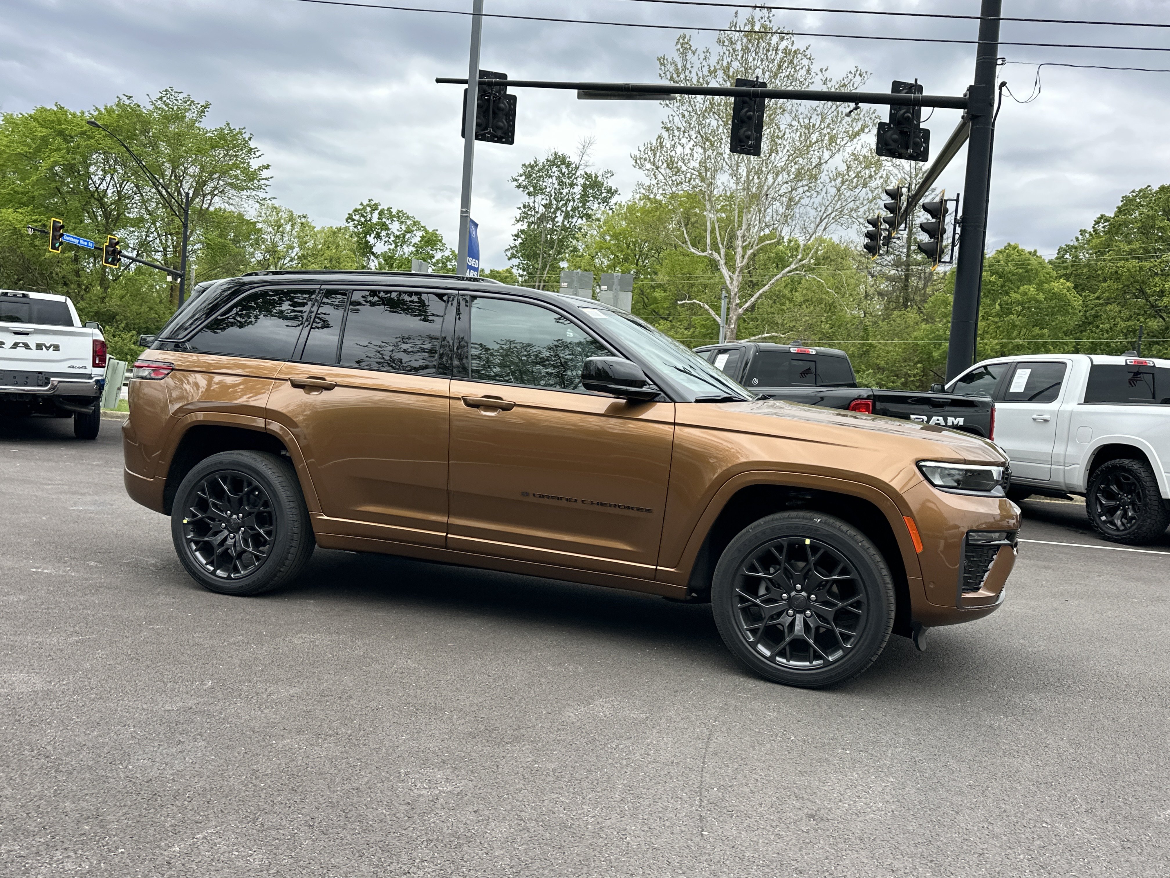 New 2026 Jeep Grand Cherokee Summit w/ Obsidian Package AWD/4WD image 22