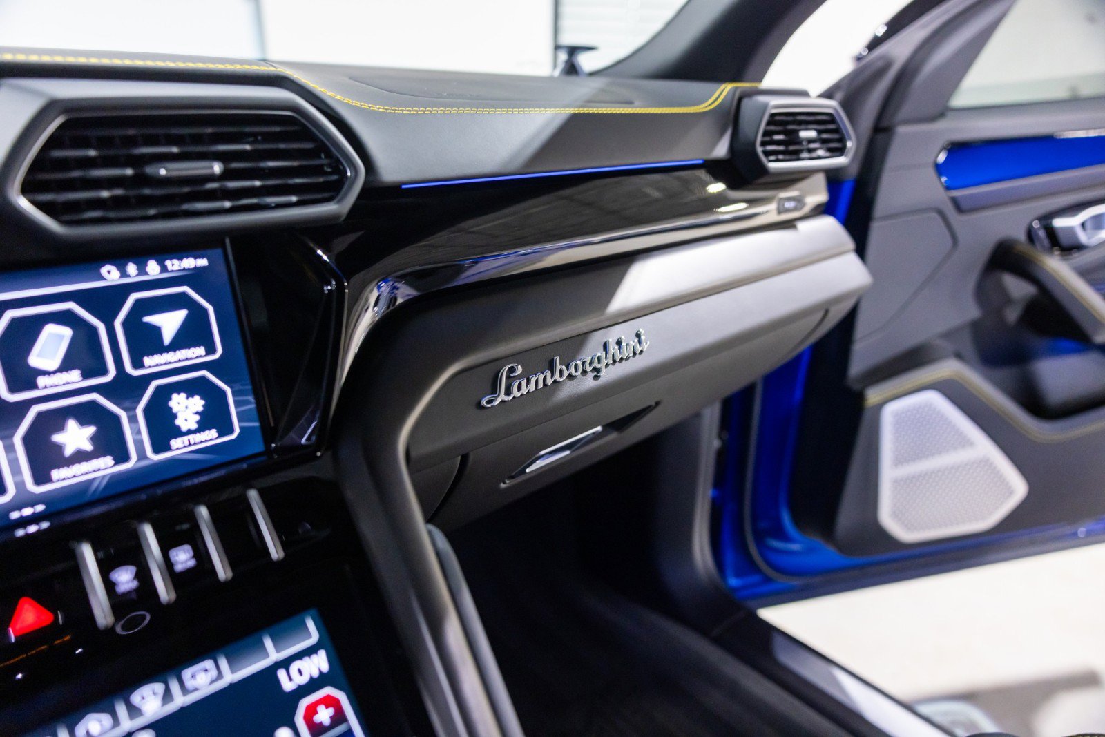 Used 2022 Lamborghini Urus AWD/4WD image 41