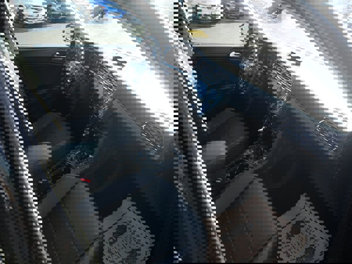 Used 2020 Volkswagen Tiguan SEL image 28