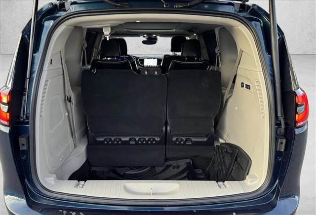 Used 2023 Chrysler Pacifica Limited w/ Uconnect Theater Family Group image 8
