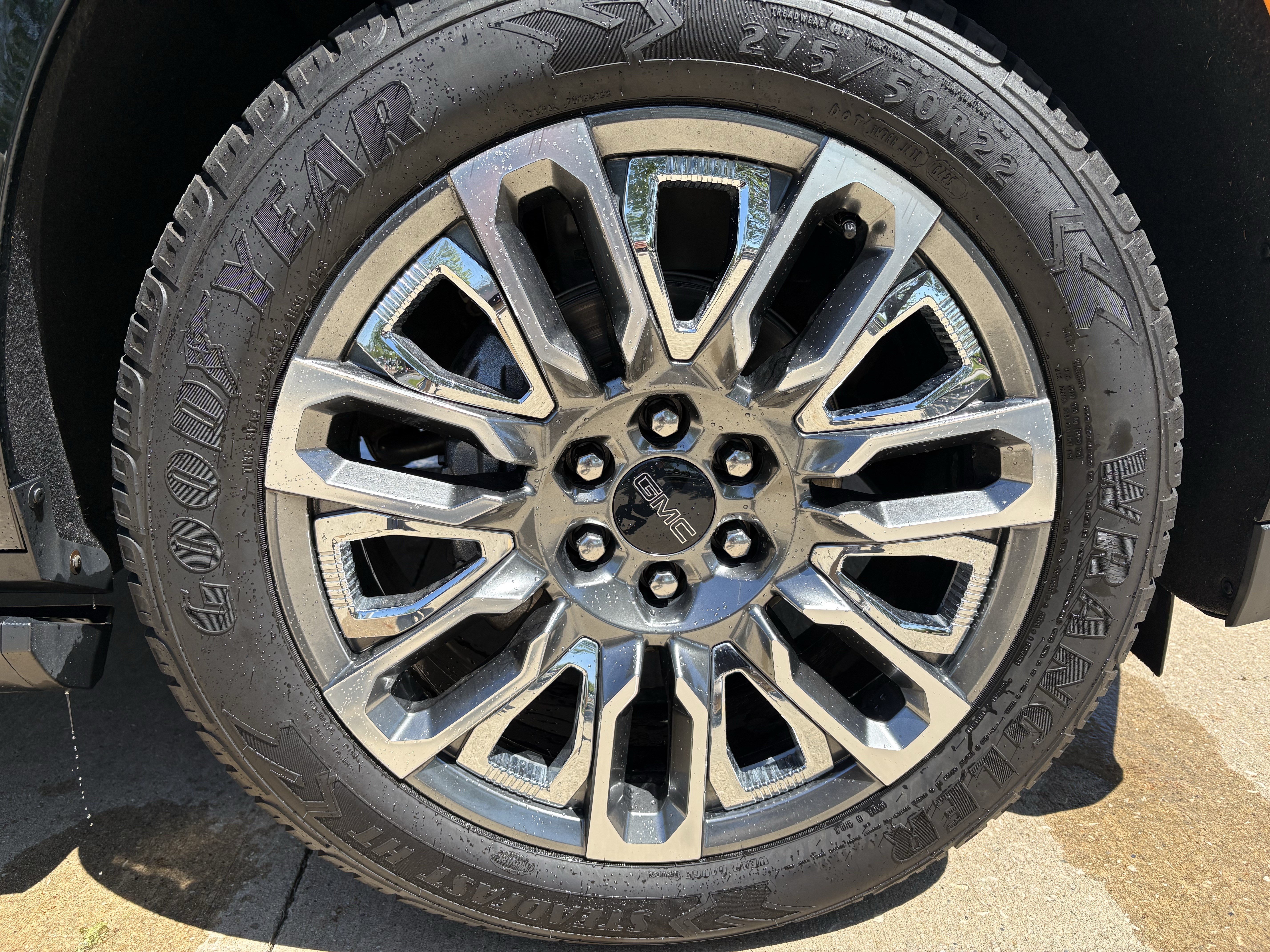 Used 2023 GMC Yukon Denali Ultimate AWD/4WD image 9