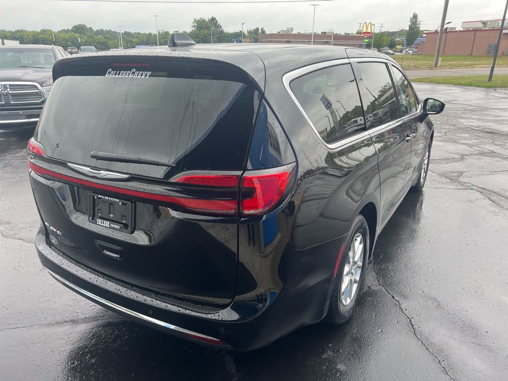 Used 2025 Chrysler Pacifica Select image 7