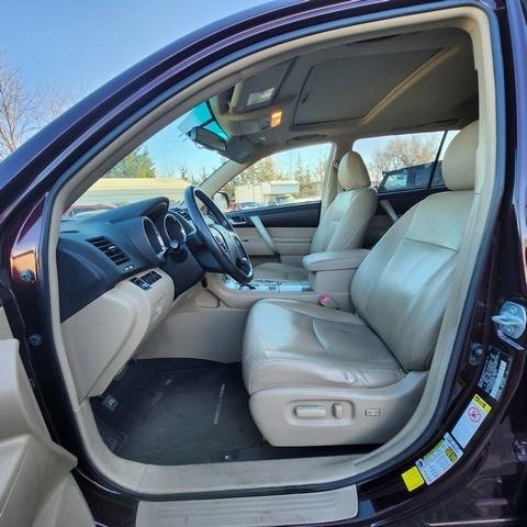 Used 2012 Toyota Highlander SE w/ Tow Pkg AWD/4WD image 10