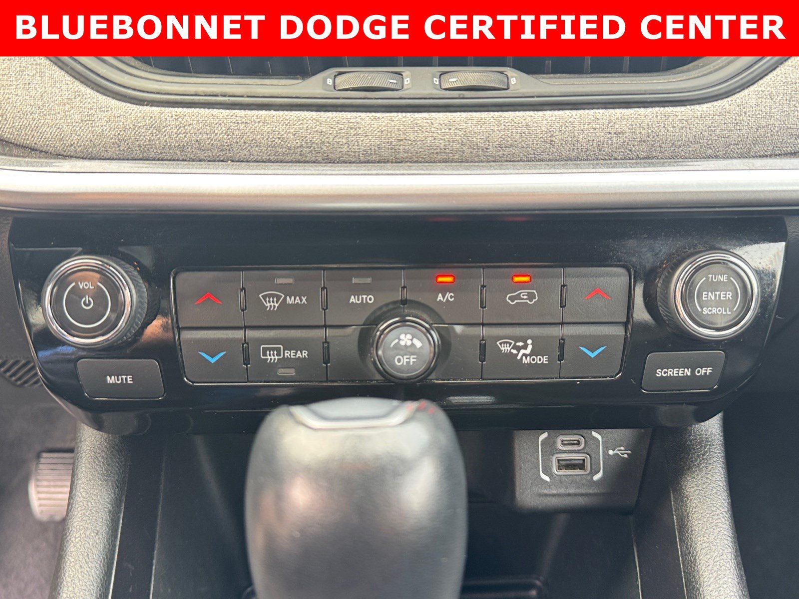 Used 2025 Jeep Compass Latitude w/ Sun & Sound Group AWD/4WD image 17