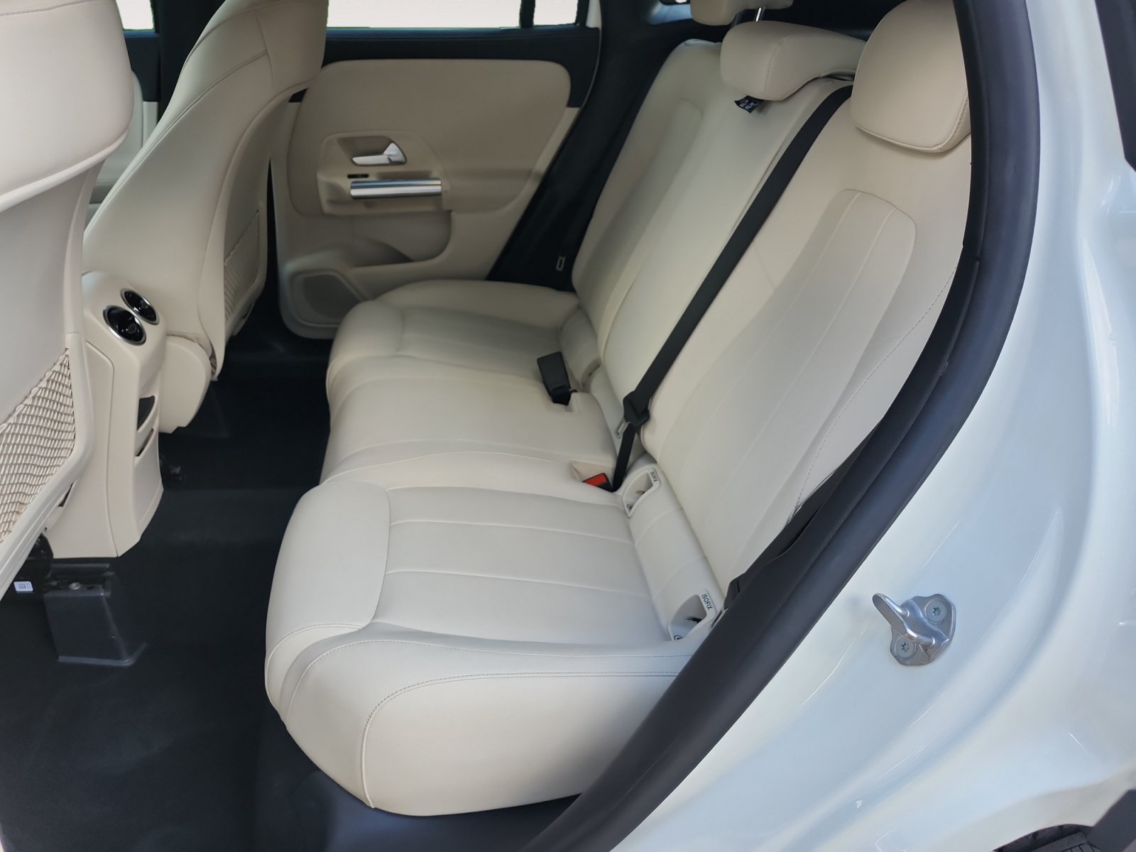 Used 2022 Mercedes-Benz GLA 250 4MATIC w/ Premium Package Lite image 16