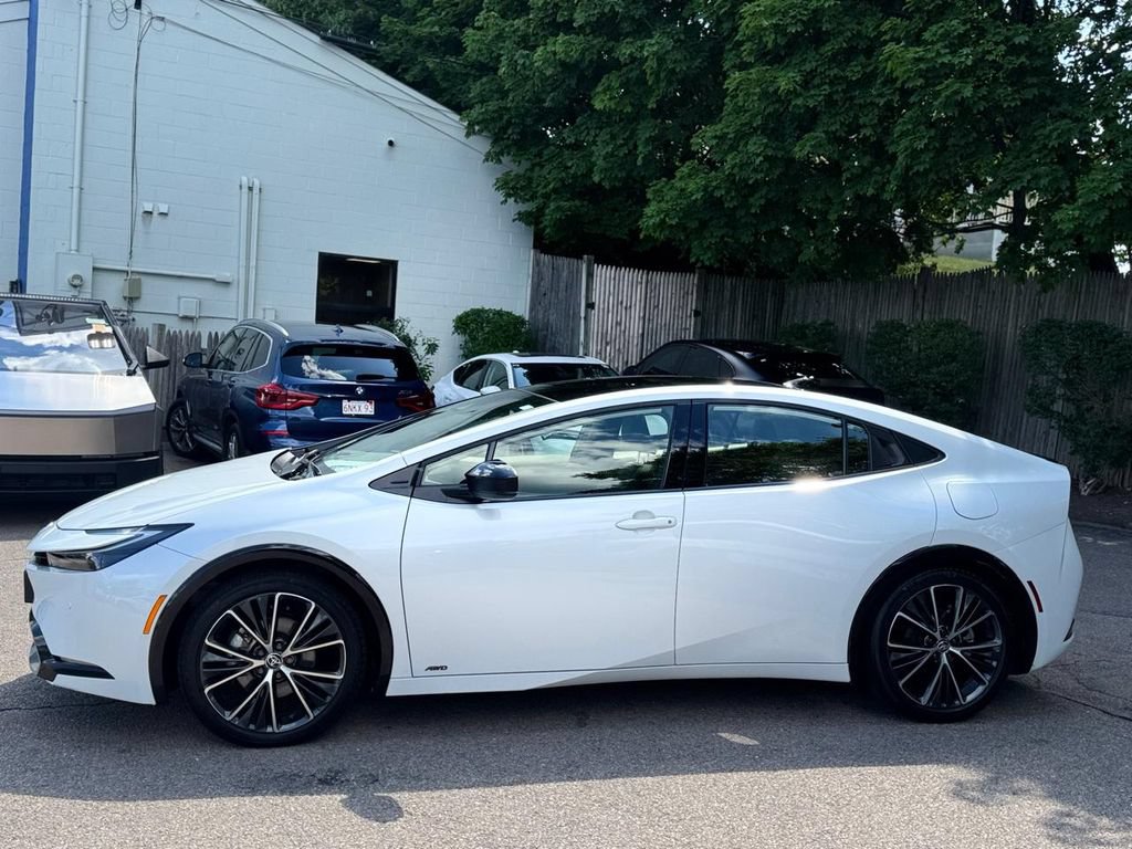 Used 2025 Toyota Prius XLE AWD/4WD image 3