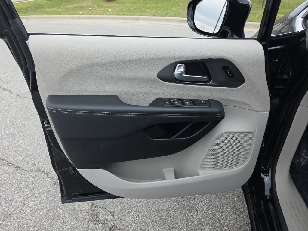 Used 2024 Chrysler Pacifica Touring-L image 9