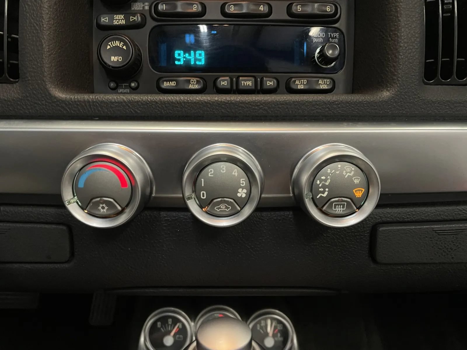 Used 2005 Chevrolet SSR w/ Preferred Equipment Group RWD image 31