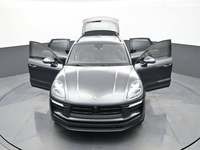 Certified 2025 Porsche Macan AWD/4WD image 30