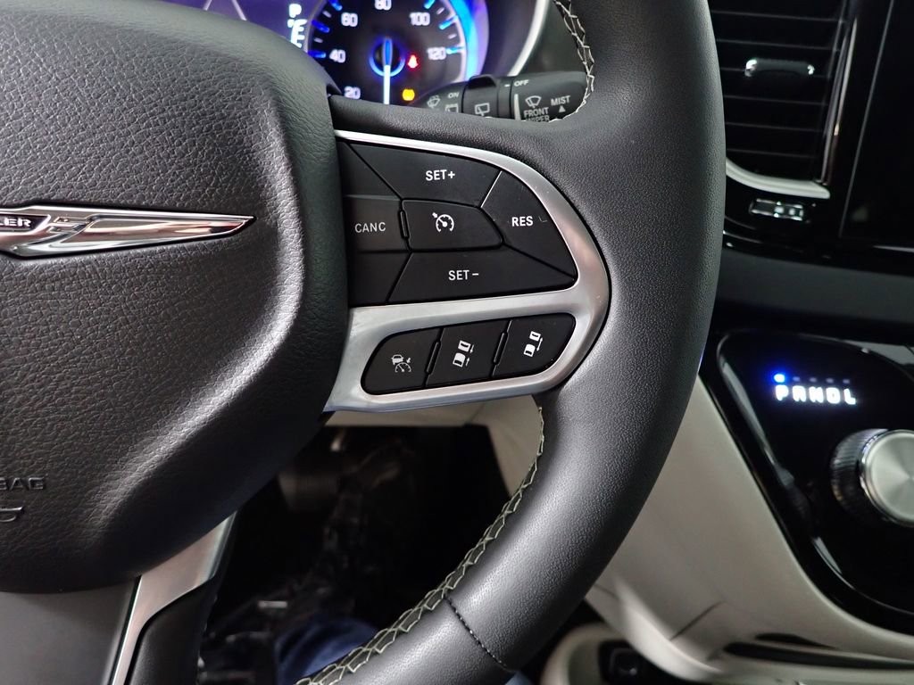 Used 2023 Chrysler Pacifica Touring-L FWD image 32