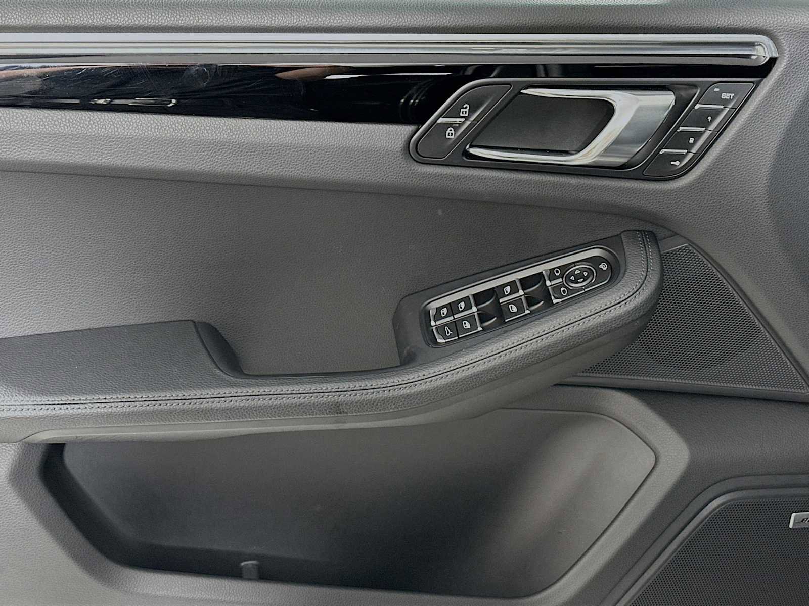 Certified 2025 Porsche Macan image 11