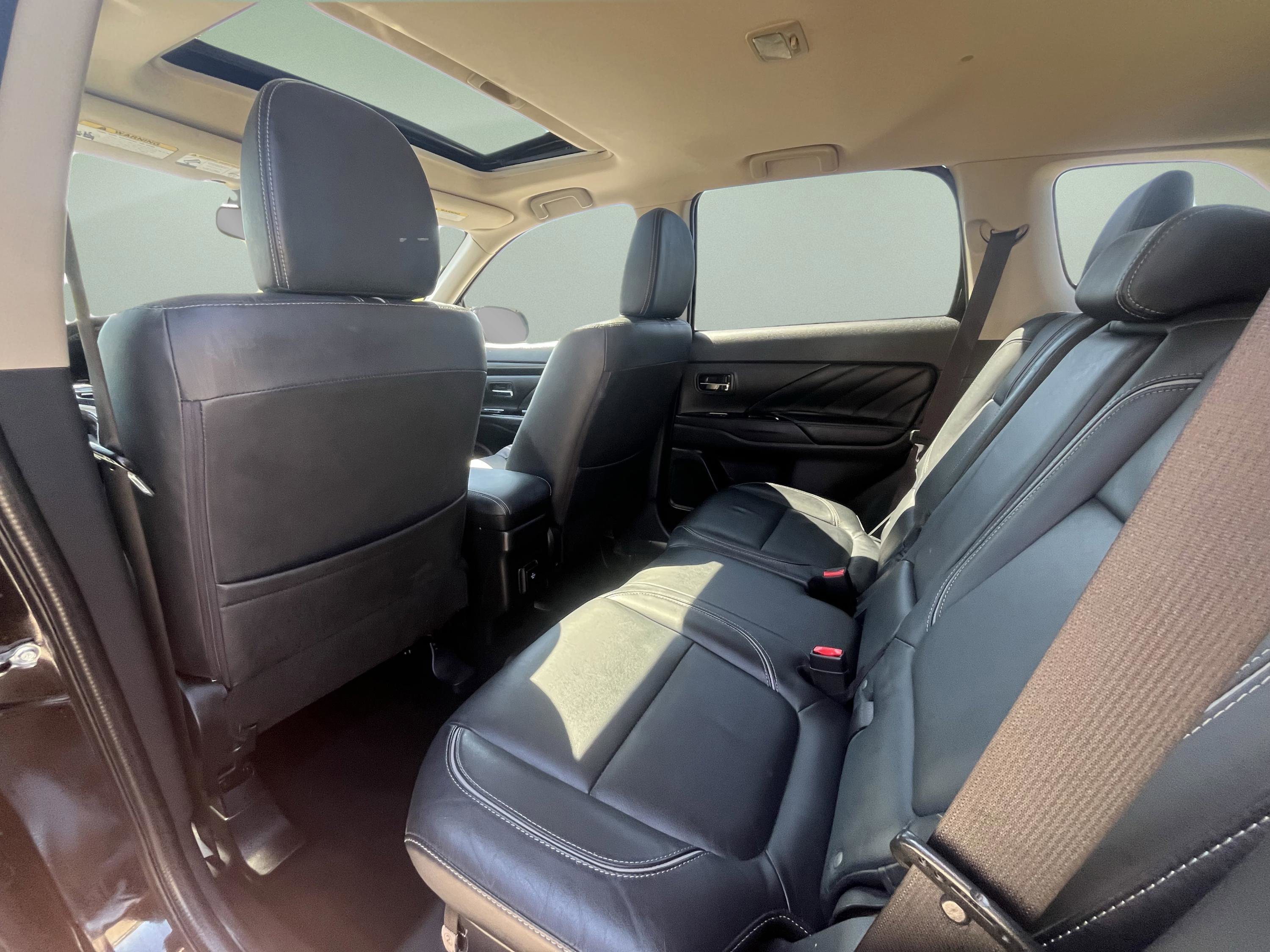Used 2018 Mitsubishi Outlander SEL image 32