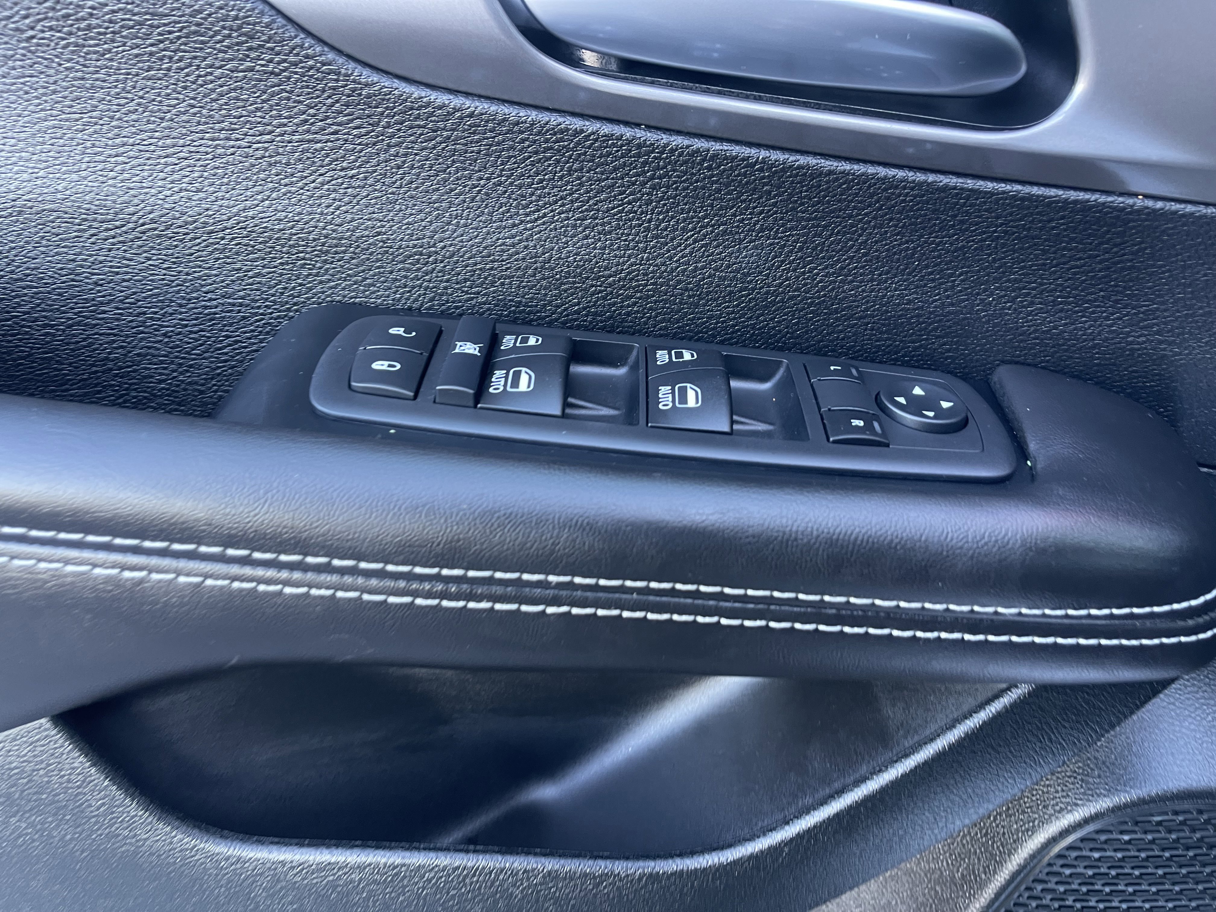 New 2026 Chrysler Pacifica Select FWD image 16