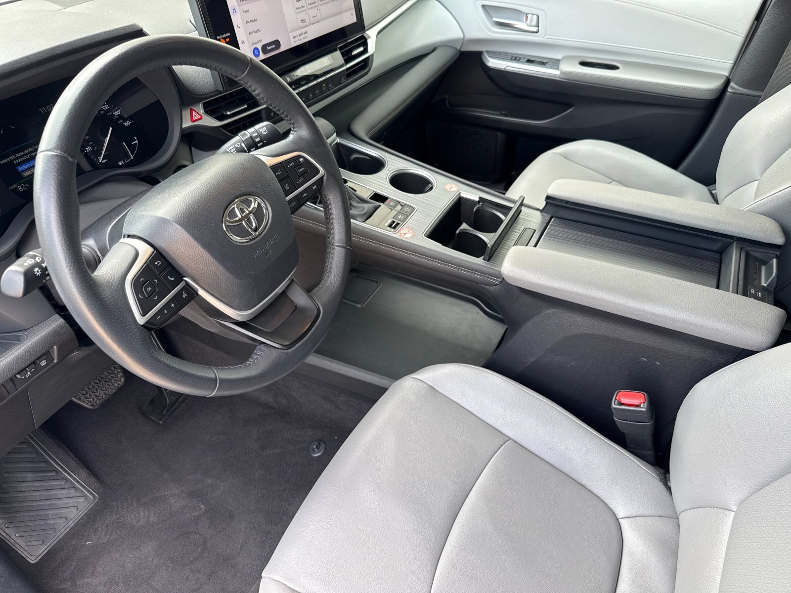Certified 2025 Toyota Sienna XLE FWD image 9