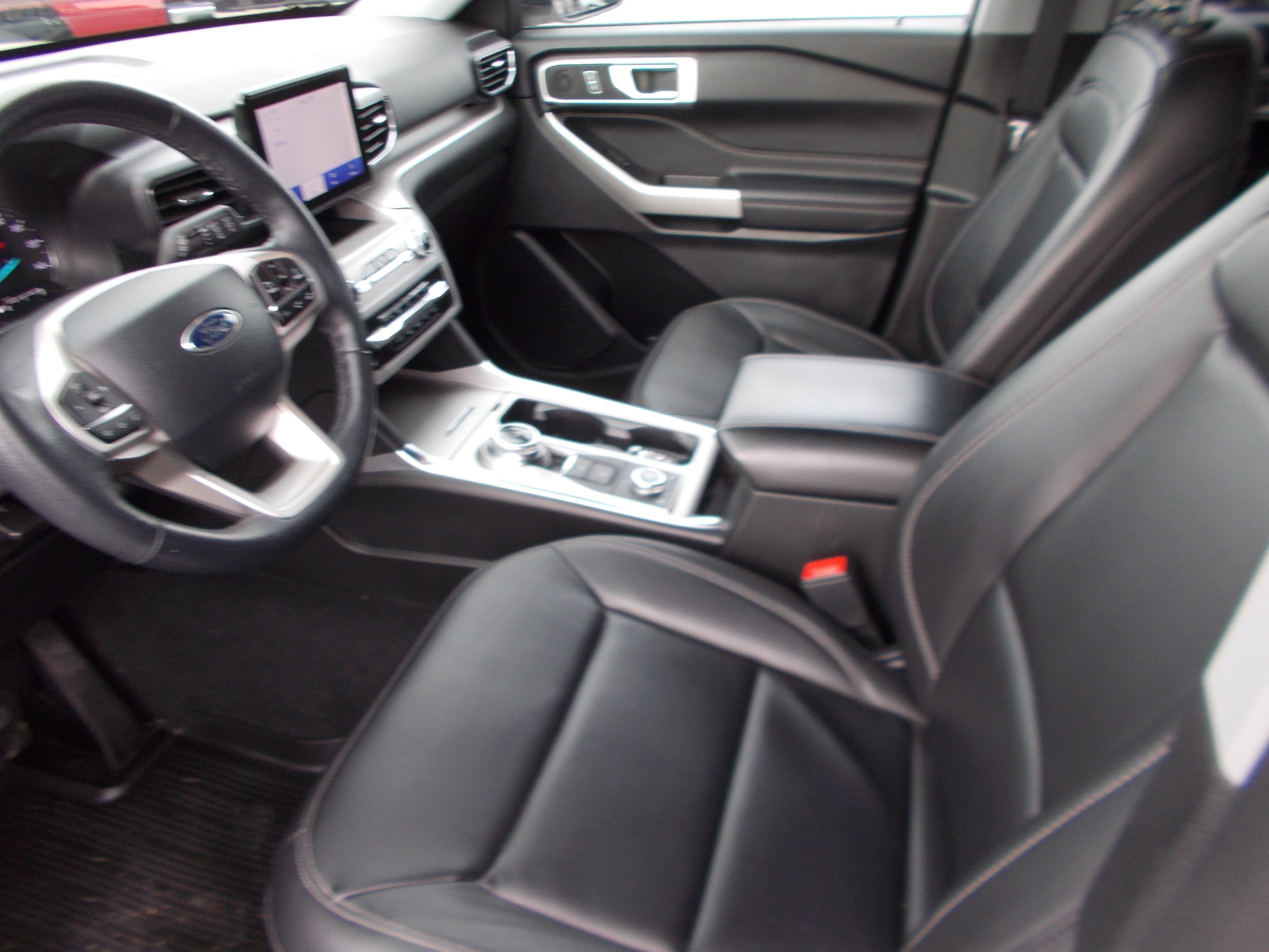 Used 2023 Ford Explorer XLT w/ Equipment Group 202A AWD/4WD image 4