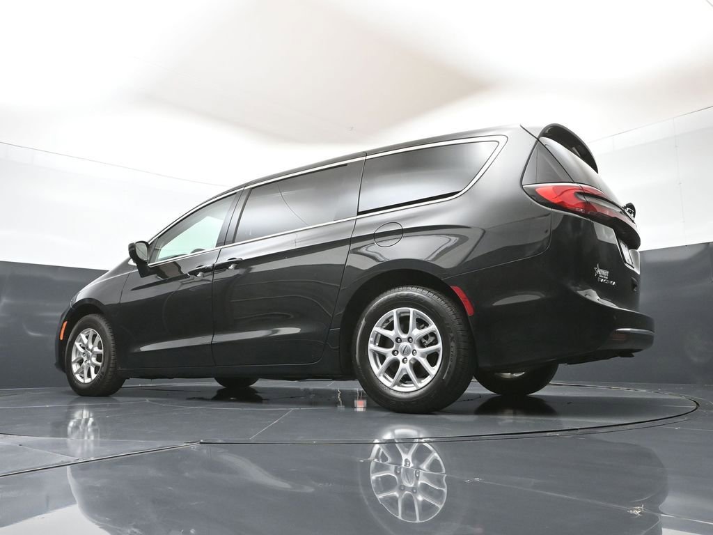 Used 2023 Chrysler Pacifica Touring-L FWD image 39