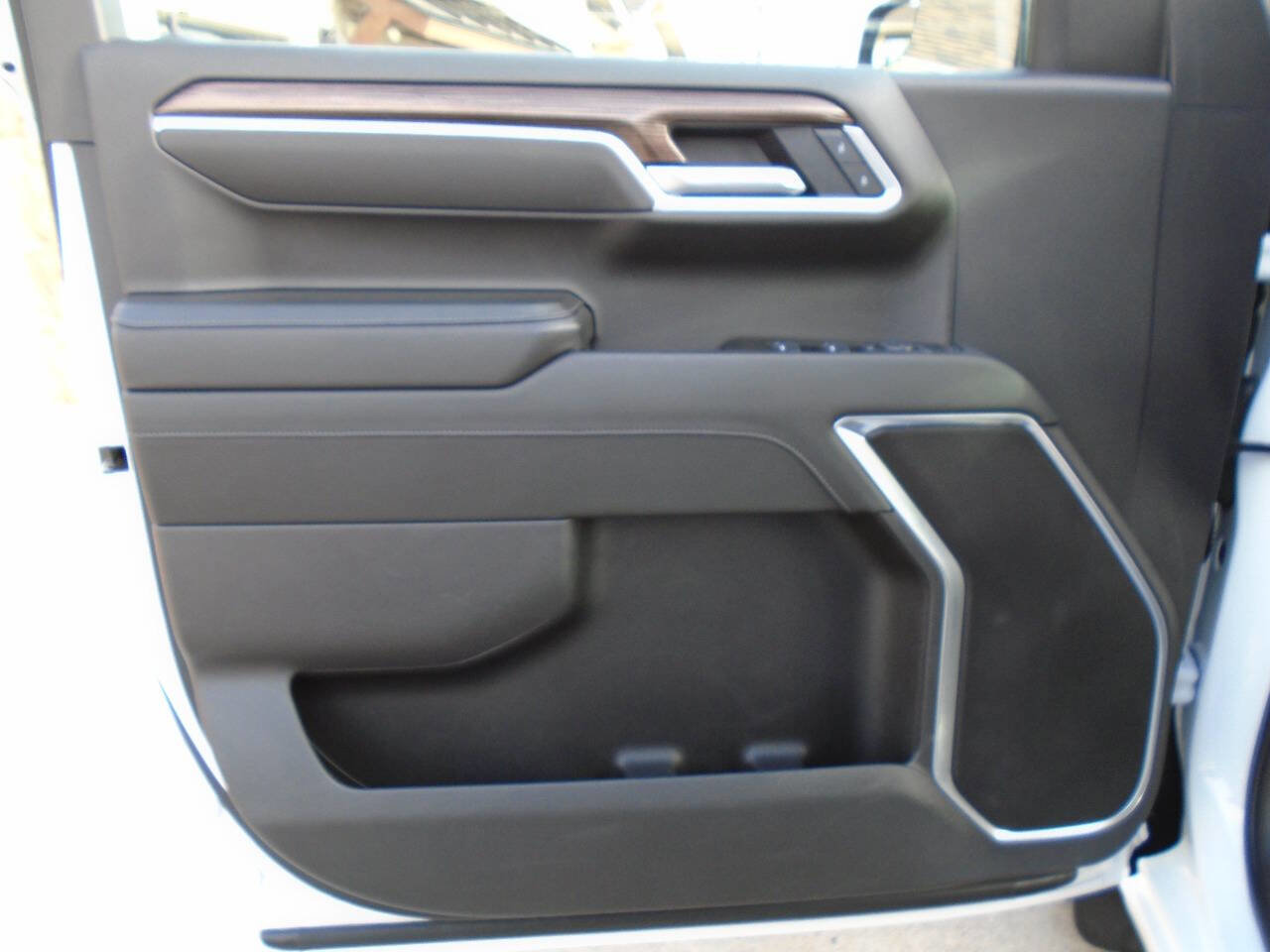 Used 2025 Chevrolet Silverado 1500 LT RWD image 28