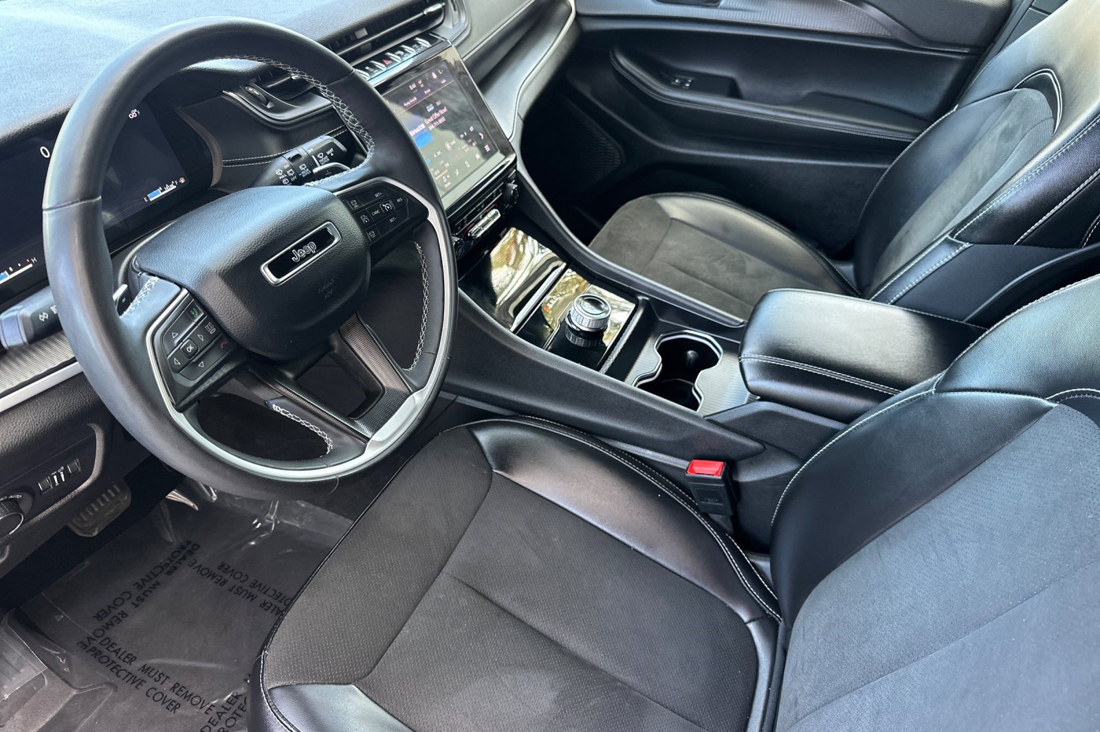 Used 2025 Jeep Grand Cherokee Altitude AWD/4WD image 4